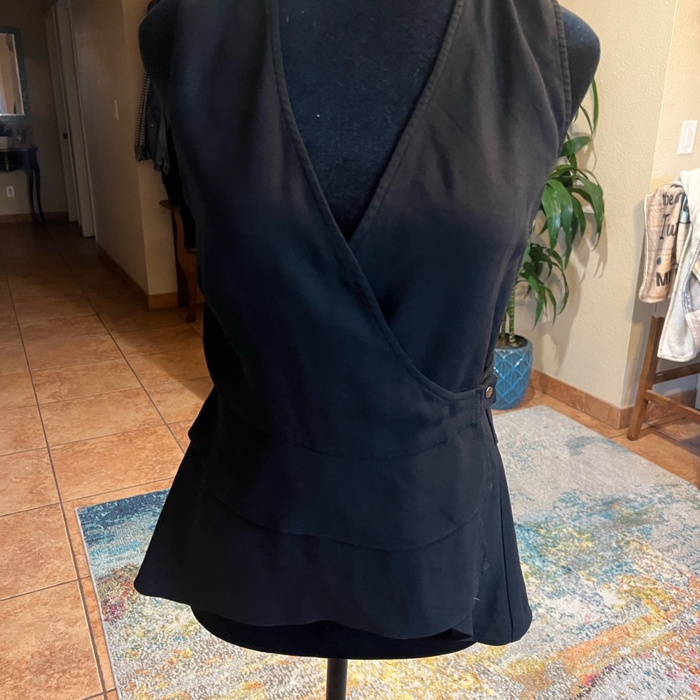 BCBG BLOUSE. SLEEVELESS.